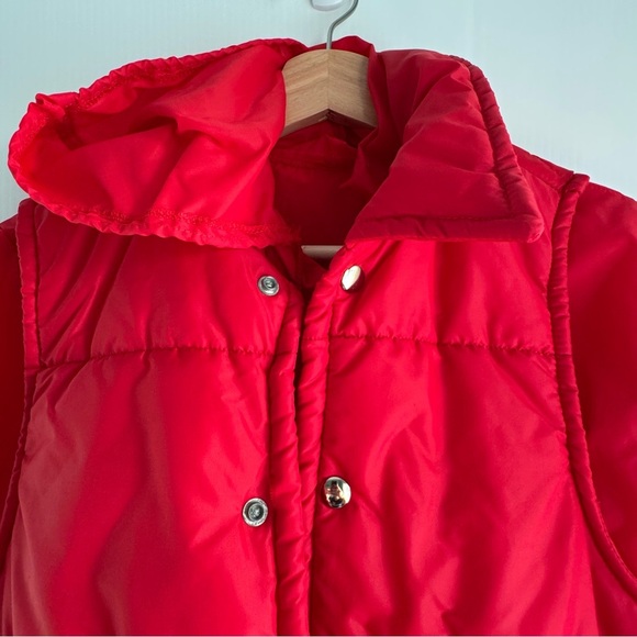 Vintage Red Puffer vest with built in windbreaker that tucks in pocket medium - Picture 2 of 12